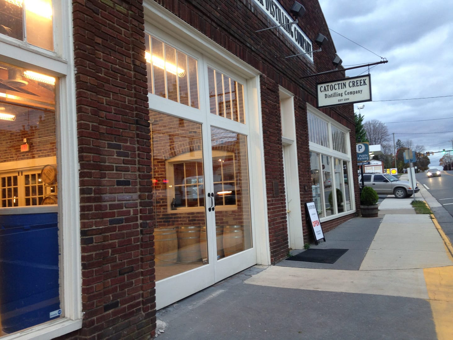 design and fabrication of storefront windows